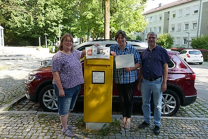 Lydia Bartmann, Dagmar Hamber und Adrian Heim werfen die Petition in einen Briefkasten ein