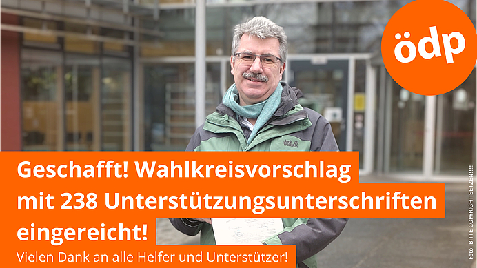 Adrian Heim mit Unterstützungsunterschriften vor dem Landratsamt in Fürstenfeldbruck